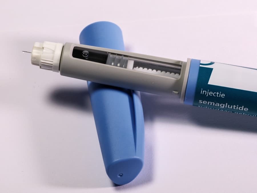 A semaglutide injection pen on a soft lavender background